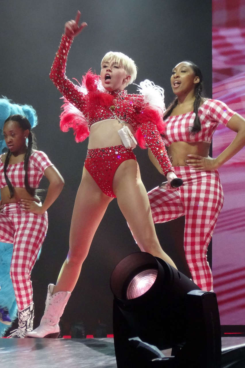 Miley Cyrus Bangerz Tour Anaheim