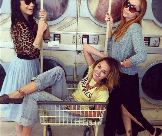 Miley Cyrus Laundromat Fun With Friends (3 photos)