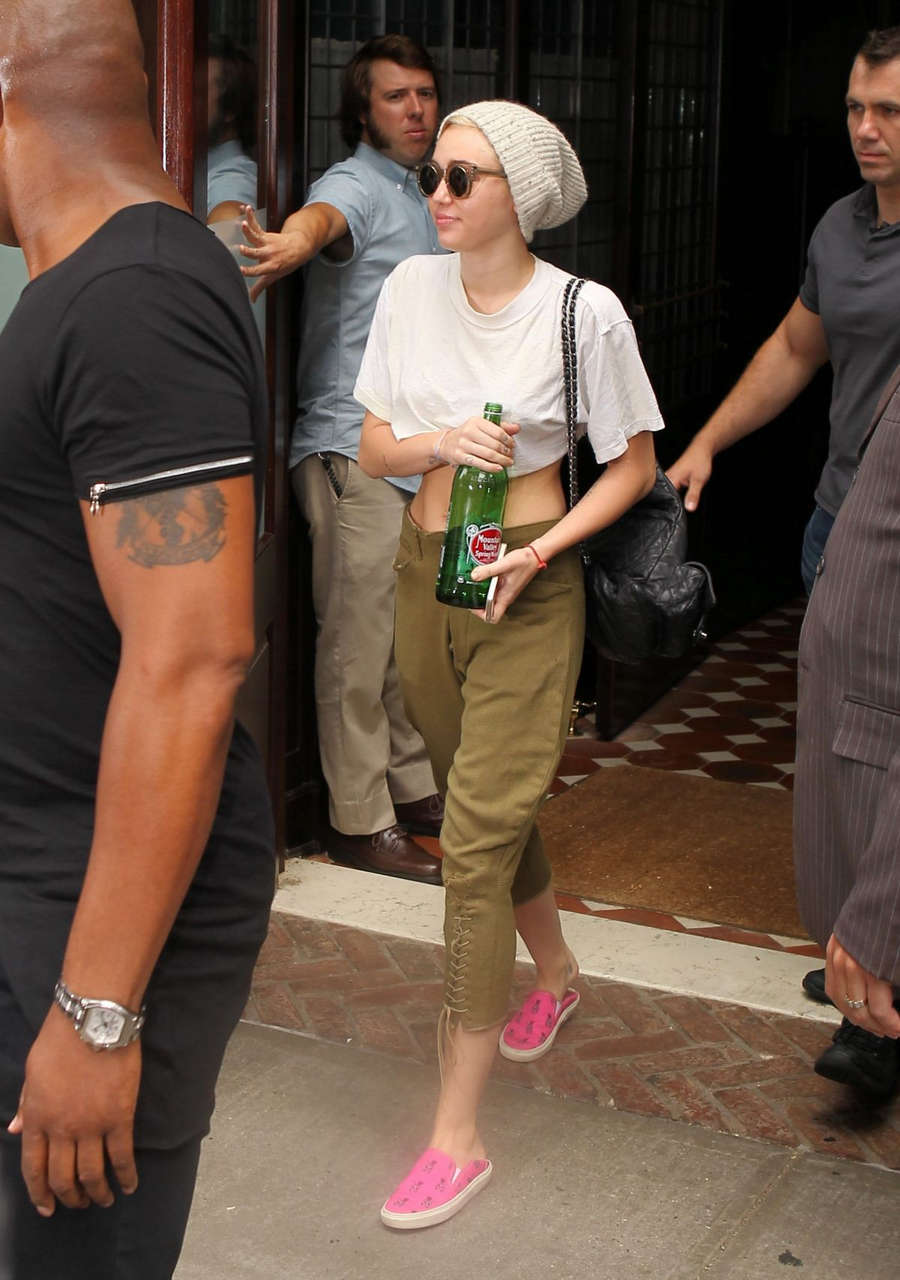 Miley Cyrus Leaves Her New Yorks Hotel