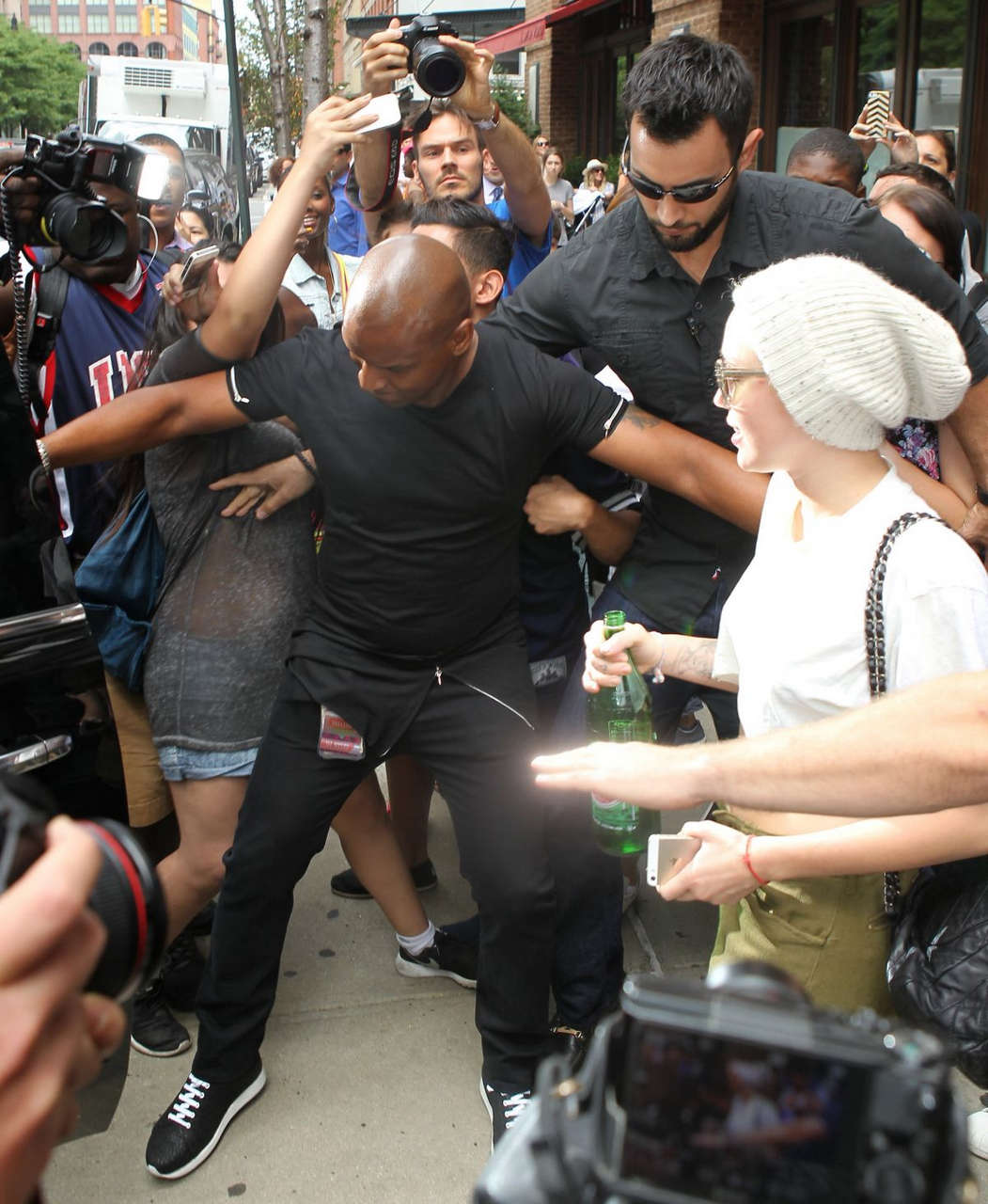 Miley Cyrus Leaves Her New Yorks Hotel