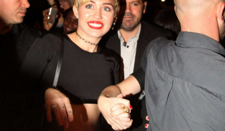 Miley Cyrus Leaves Sushi Restaurant Rio De Janeiro (8 photos)