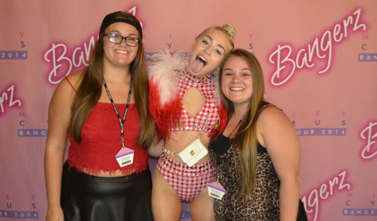 Miley Cyrus Meet Greet Kfc Yum Center Louisville (18 photos)
