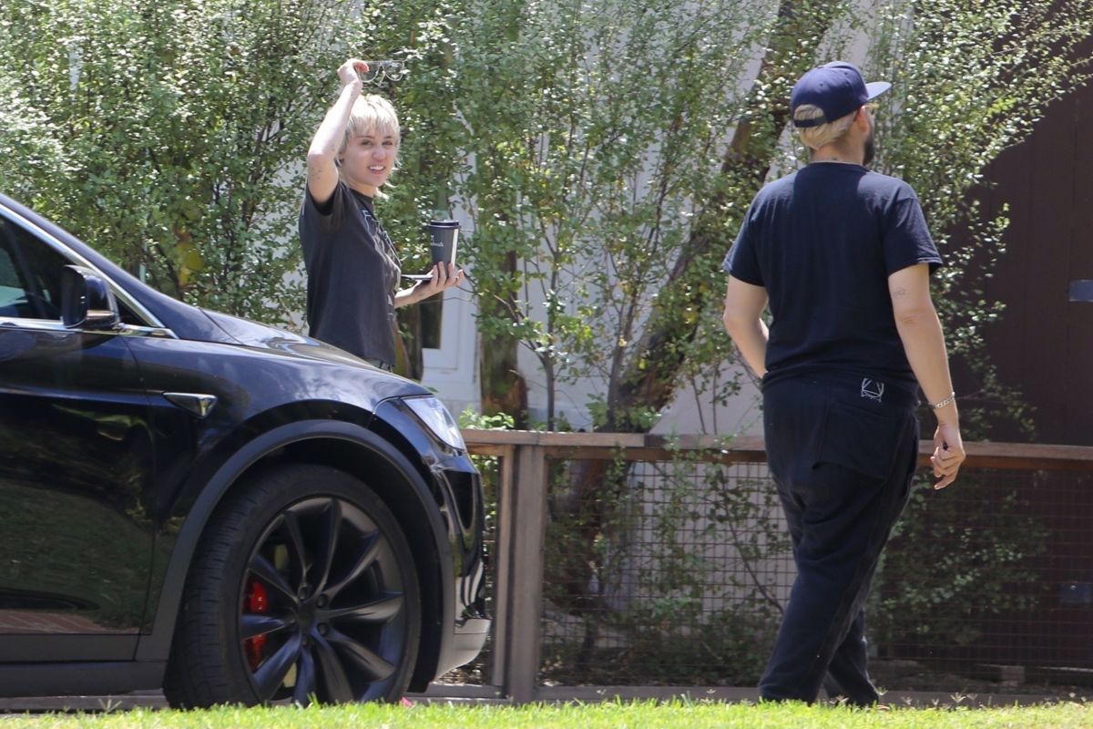 Miley Cyrus Out About Calabasas
