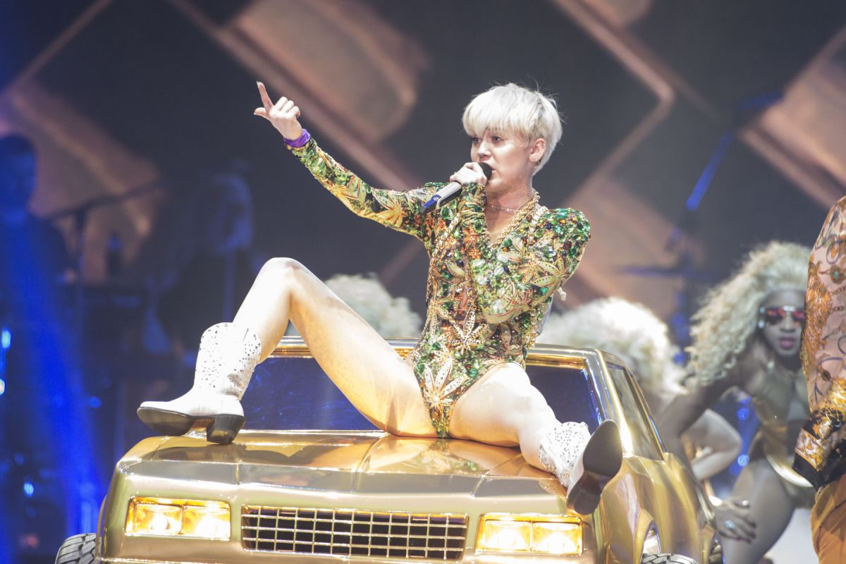 Miley Cyrus Performs Bangerz Tour Vancouver