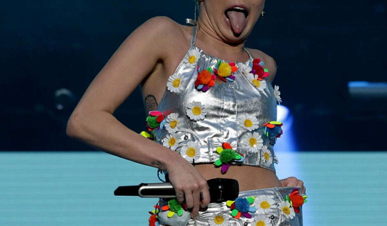 Miley Cyrus Performs Capital Summertime Ball London (20 photos)