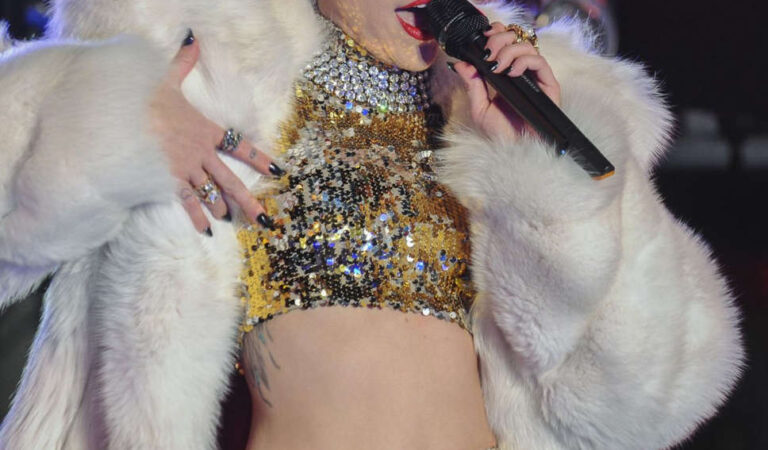 Miley Cyrus Performs Dick Clarks New Years Rockin Eve Ryan Seacrest Los Angeles (22 photos)