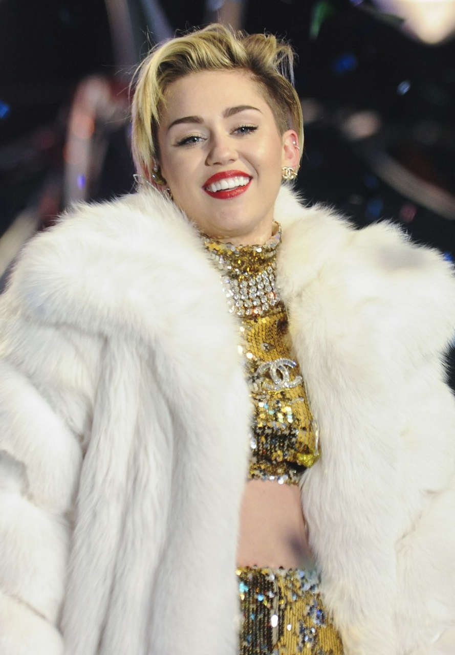 Miley Cyrus Performs Dick Clarks New Years Rockin Eve Ryan Seacrest Los Angeles