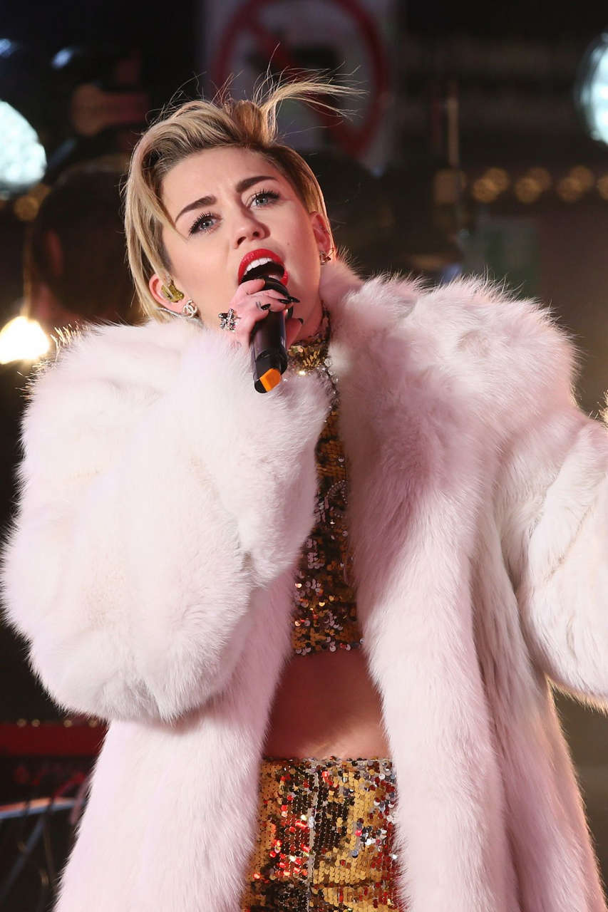 Miley Cyrus Performs Dick Clarks New Years Rockin Eve Ryan Seacrest Los Angeles