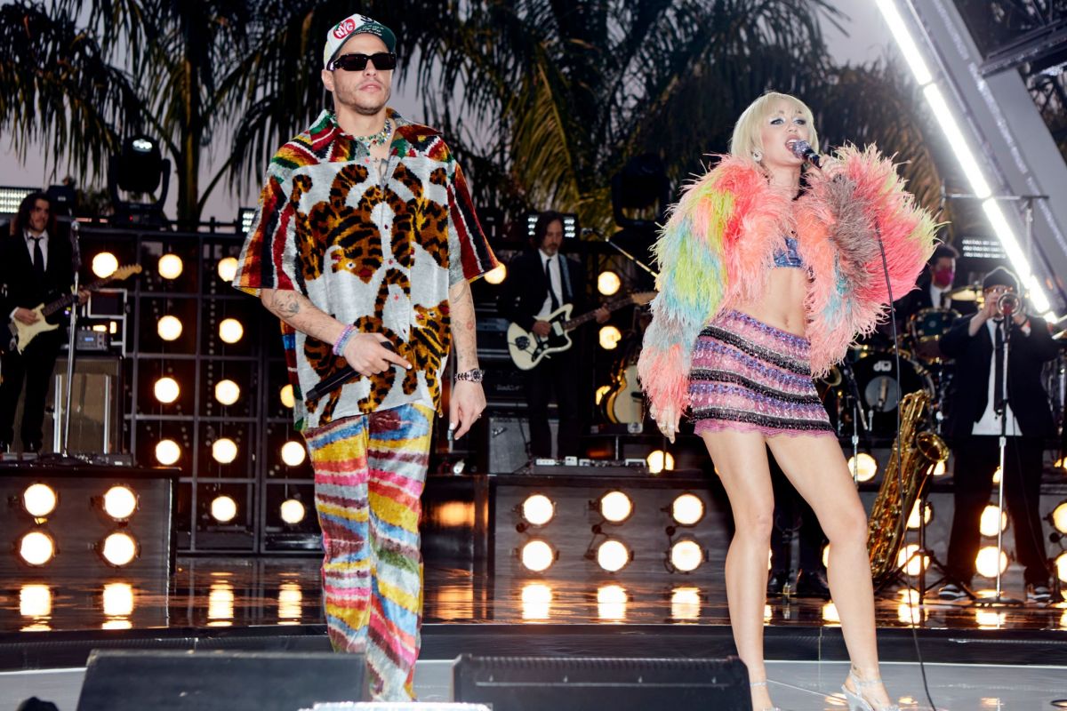 Miley Cyrus Performs Miley S New Years Eve Party Miami