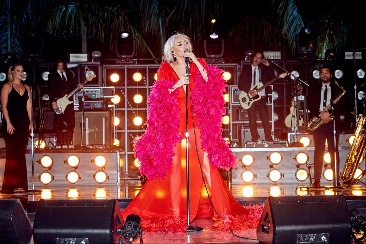 Miley Cyrus Performs Miley S New Years Eve Party Miami