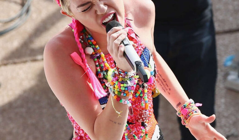 Miley Cyrus Performs Sunrise Morning Tv Opera House Sydney (10 photos)