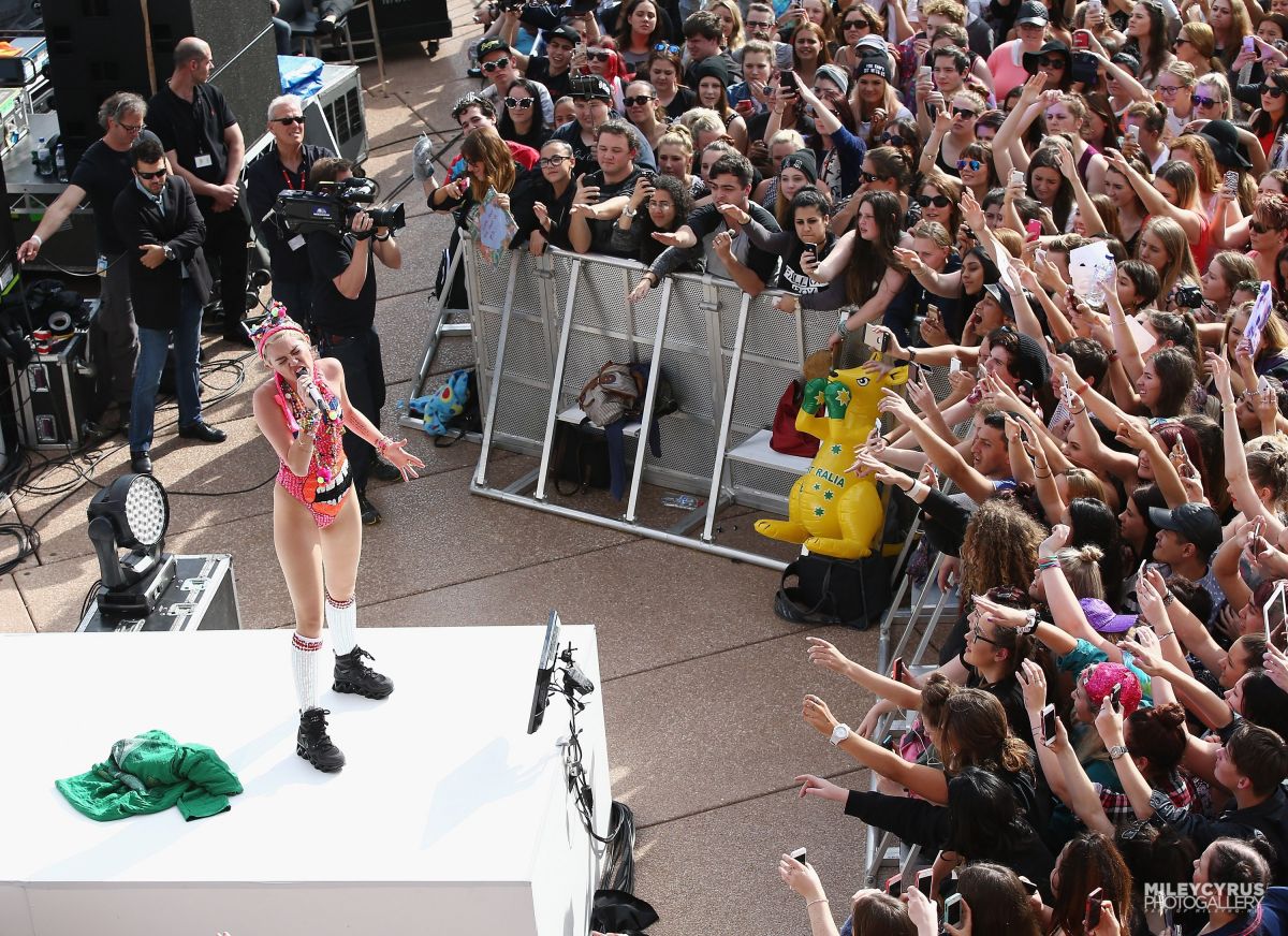 Miley Cyrus Performs Sunrise Morning Tv Opera House Sydney