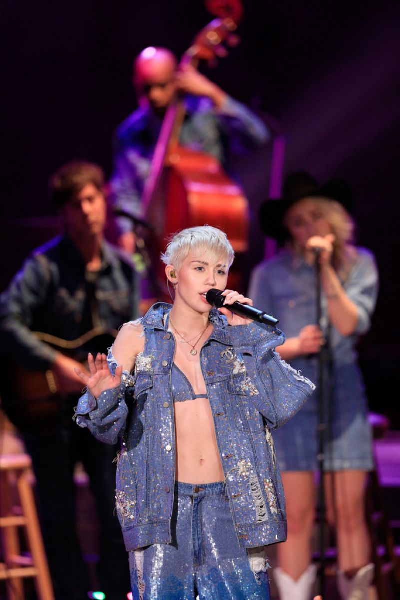 Miley Cyrus Perofrms Mtv Unplugged Hollywood