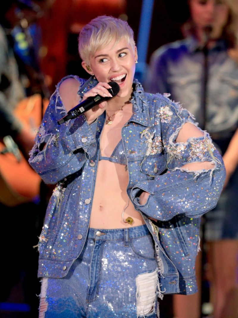 Miley Cyrus Perofrms Mtv Unplugged Hollywood