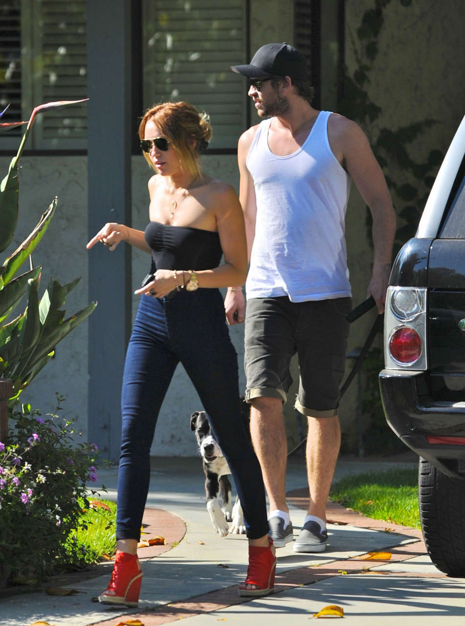 Miley Cyrus Tight Jeans Her Boyfriends House Los Angeles