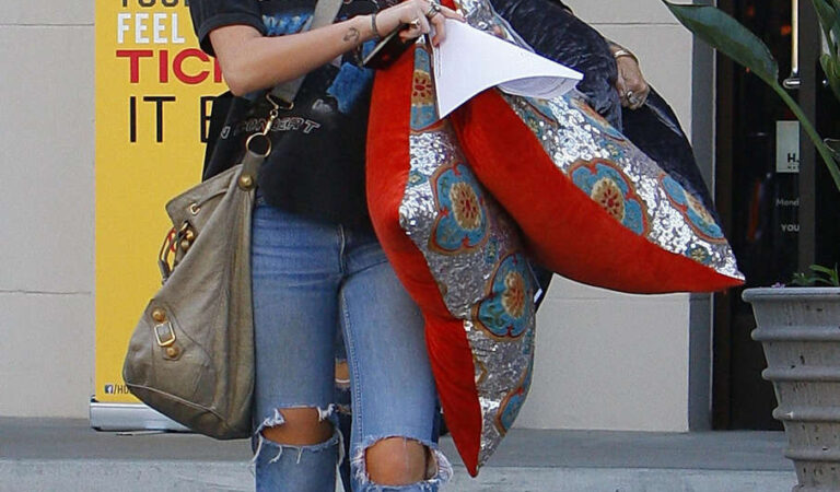Miley Cyrus Torn Jeans (15 photos)