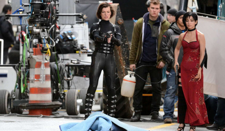 Milla Jovovich Set Resident Evil (8 photos)