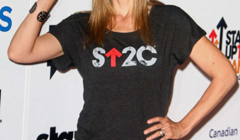 Mira Sorvino Stand Up 2 Cancer Live Benefit Hollywood (10 photos)