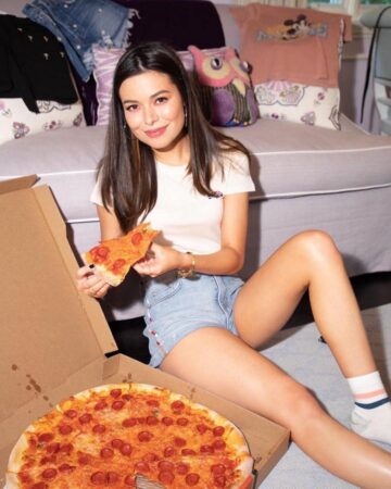 Miranda Cosgrove And A Pizza Hot