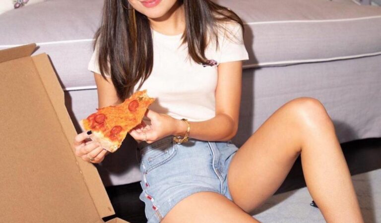 Miranda Cosgrove And A Pizza Hot (1 photo)
