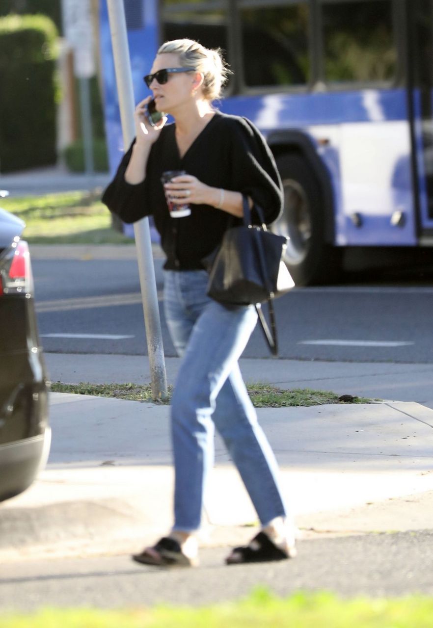 Molly Sims Out For Coffee Santa Monica