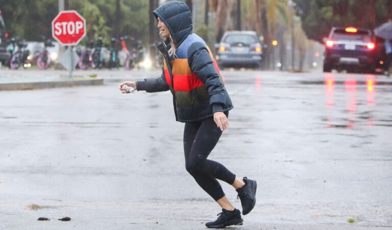 Molly Sims Out Rain Los Angeles (7 photos)