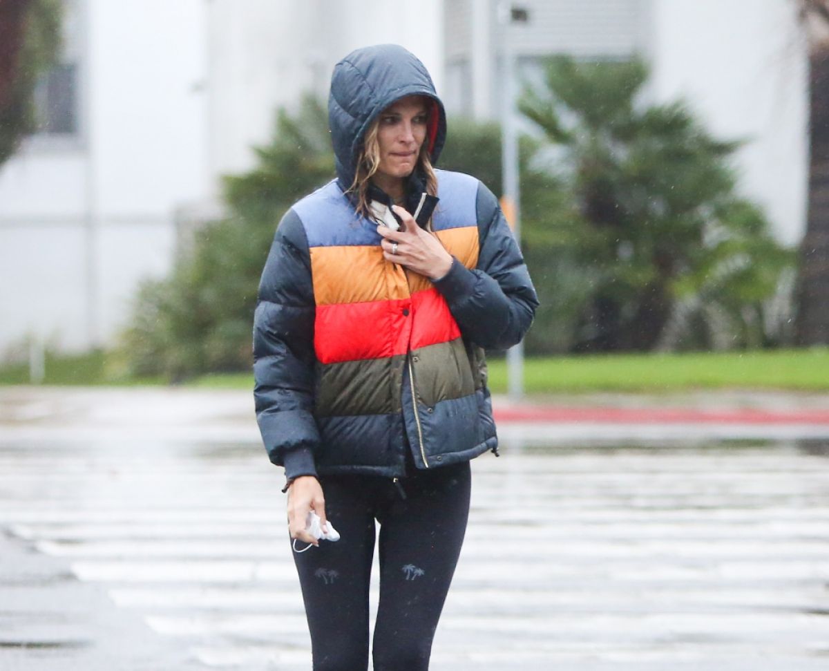 Molly Sims Out Rain Los Angeles