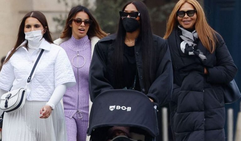 Naomio Cambpell Out With Her Baby And Mother Out Paris (7 photos)