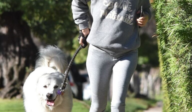 Natalie Portman Out Jogging With Her Dog Los Feliz (10 photos)