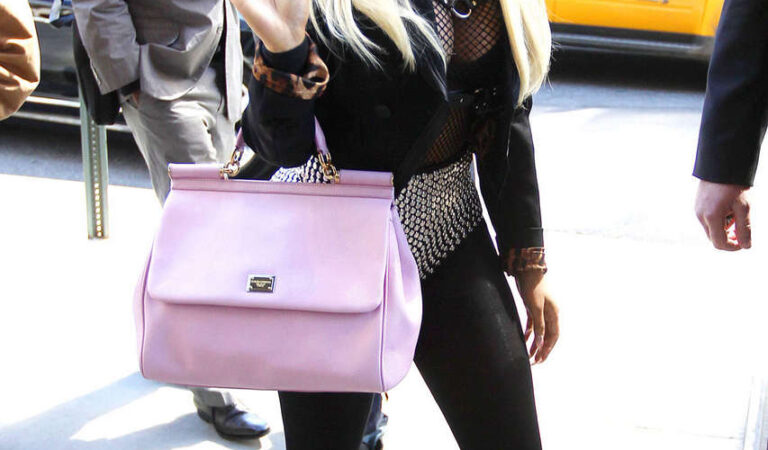 Nicky Minaj Outside Her New Yorks Hotel (12 photos)