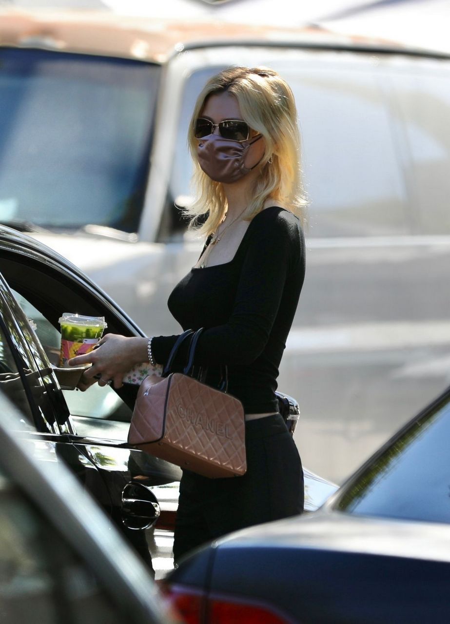 Nicola Peltz Out On Valentine S Day Los Angeles