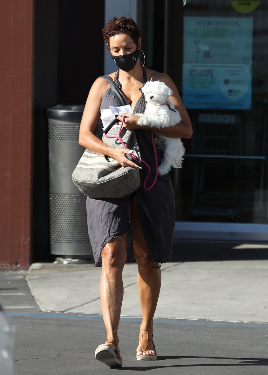 Nicole Murphy Out With Her Dog Pet Store Beverly Hills