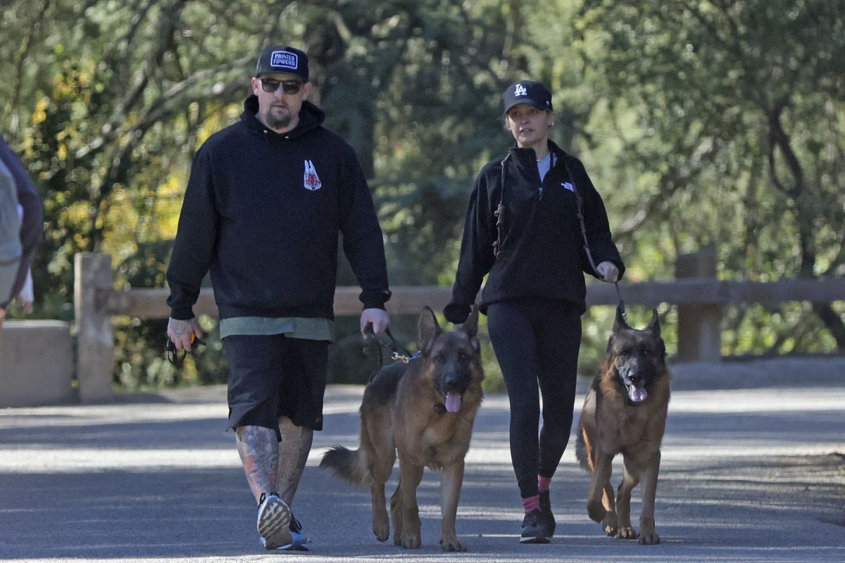 Nicole Richie Joel Madden Out Hikings With Their Dogs Los Angeles
