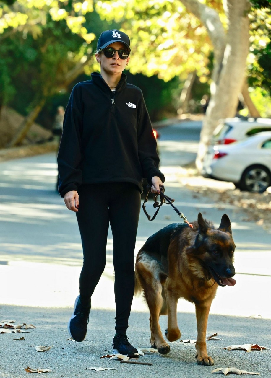 Nicole Richie Out With Her Dog Los Angeles