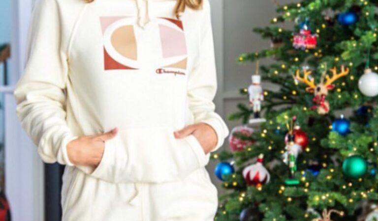 Olivia Holt Freeform S 25 Days Christmas Photoshoot (7 photos)
