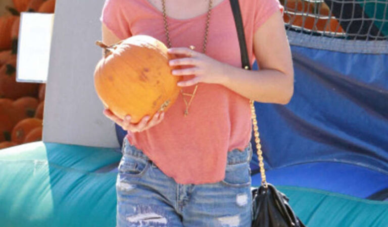 Olivia Holt Pumpkin Patch Los Angeles (7 photos)