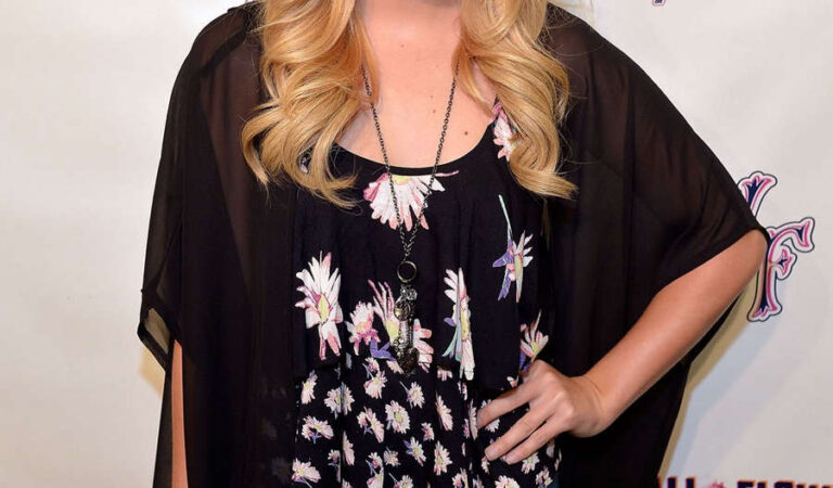 Olivia Holt Wallflower Jeans Fashion Night Out Los Angeles (18 photos)