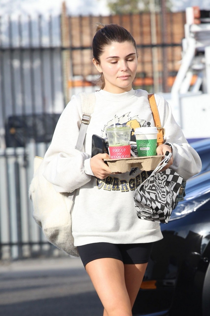 Olivia Jade Giannulli Carrying Coffee For Her Friends Studio Los Angeles