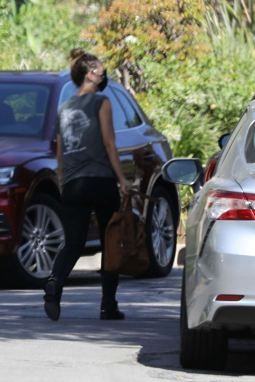 Olivia Wilde Arrives Her Home Los Angeles