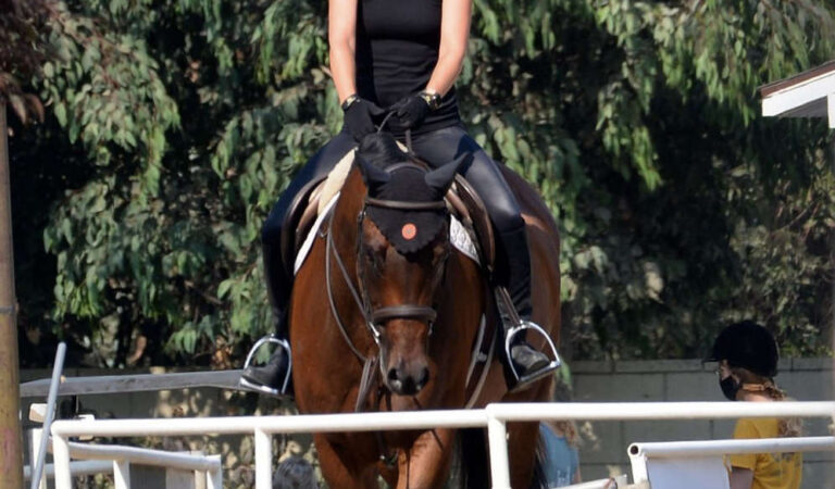 Olivia Wilde Horseback Riding Thousand Oaks (10 photos)