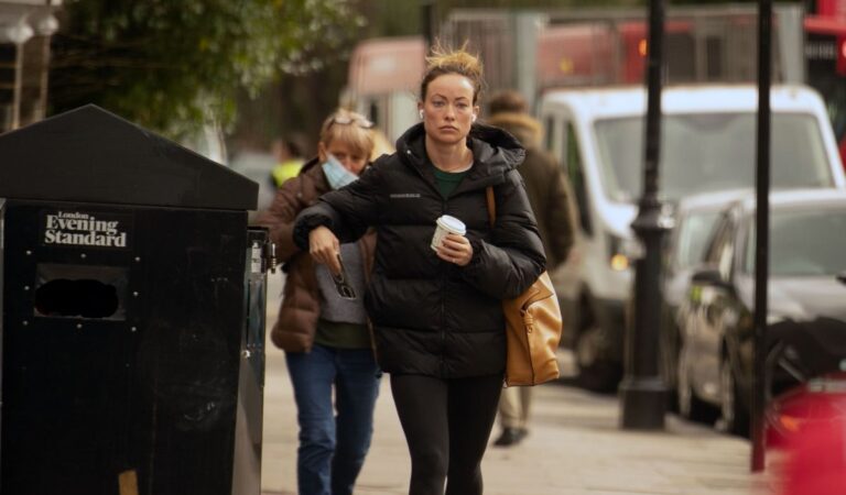 Olivia Wilde Out For Coffee Before Getting Mani Pedi Nail Salon London (10 photos)