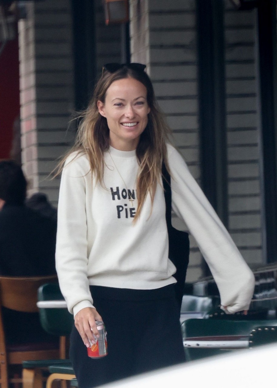 Olivia Wilde Out For Lunch With Friend Little Dom S Los Feliz