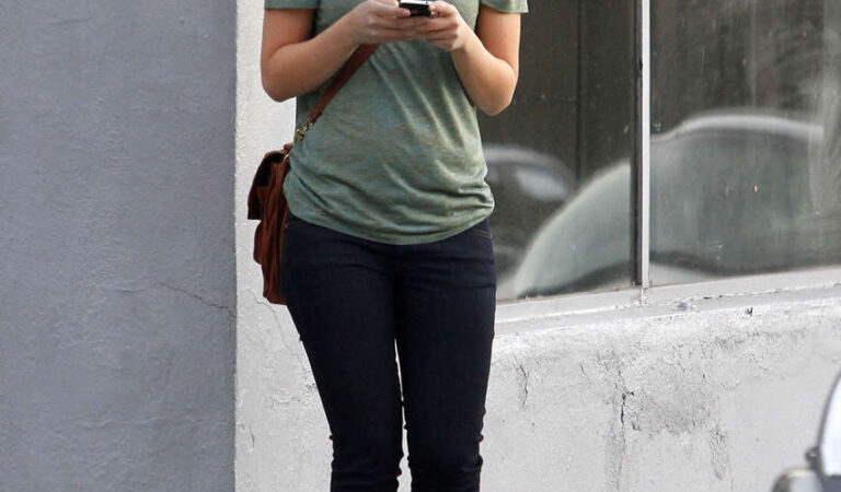 Olivia Wilde Playing With Her Iphone Los Angeles (30 photos)