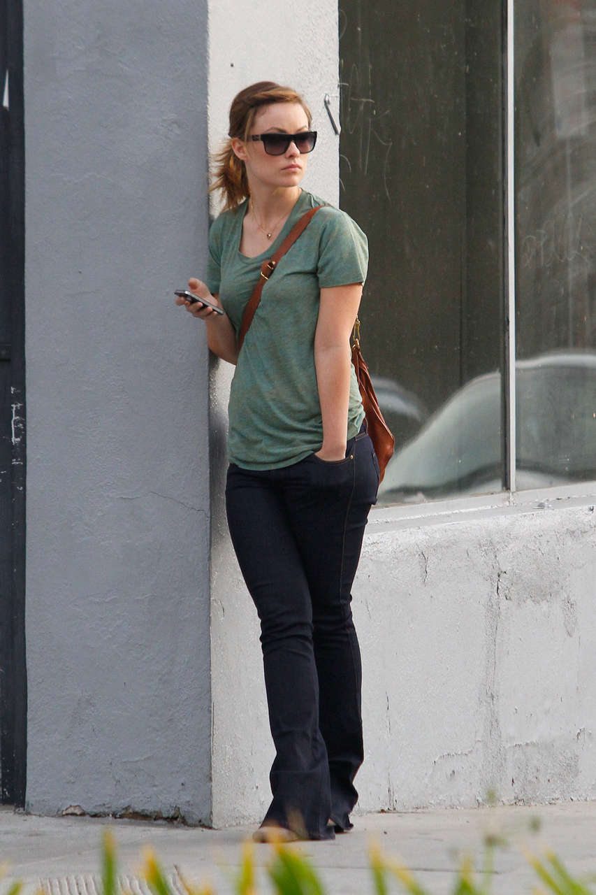 Olivia Wilde Playing With Her Iphone Los Angeles