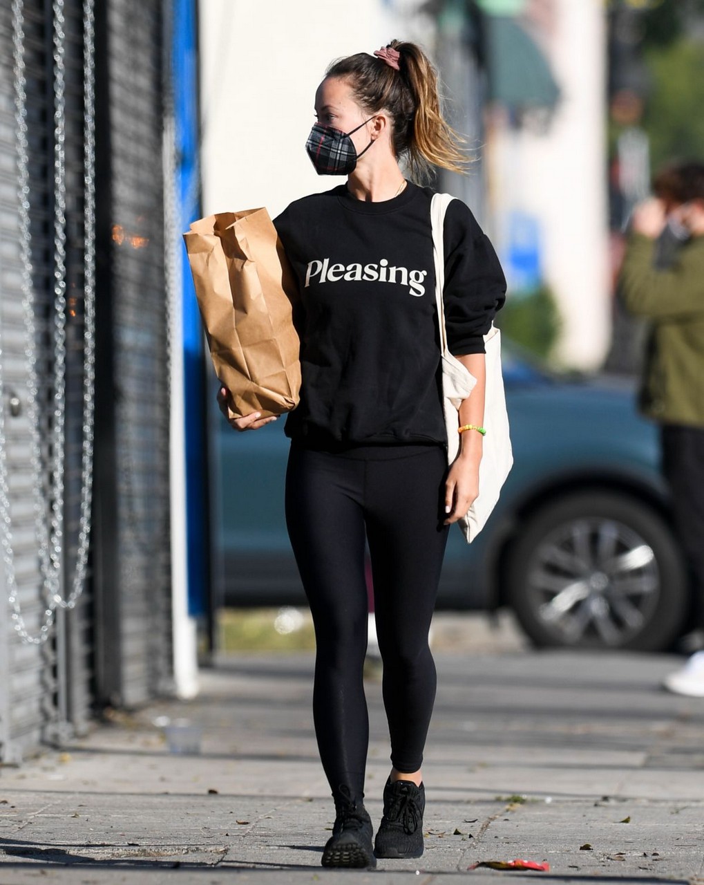 Olivia Wilde Sweatshirt From Boyfriend Harry Styles New Beauty Line Pleasing Out Los Angeles