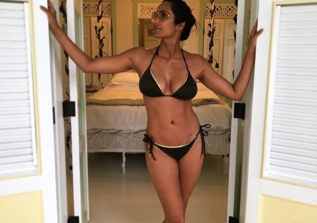 Padma Lakshmi Gorgeous In A Black Bikini Hot (1 photo)