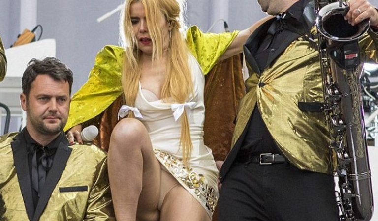 Paloma Faith Upskirt (3 photos)