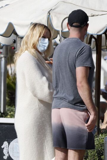 Pamela Anderson Out For Lunch With Friend Santa Monica