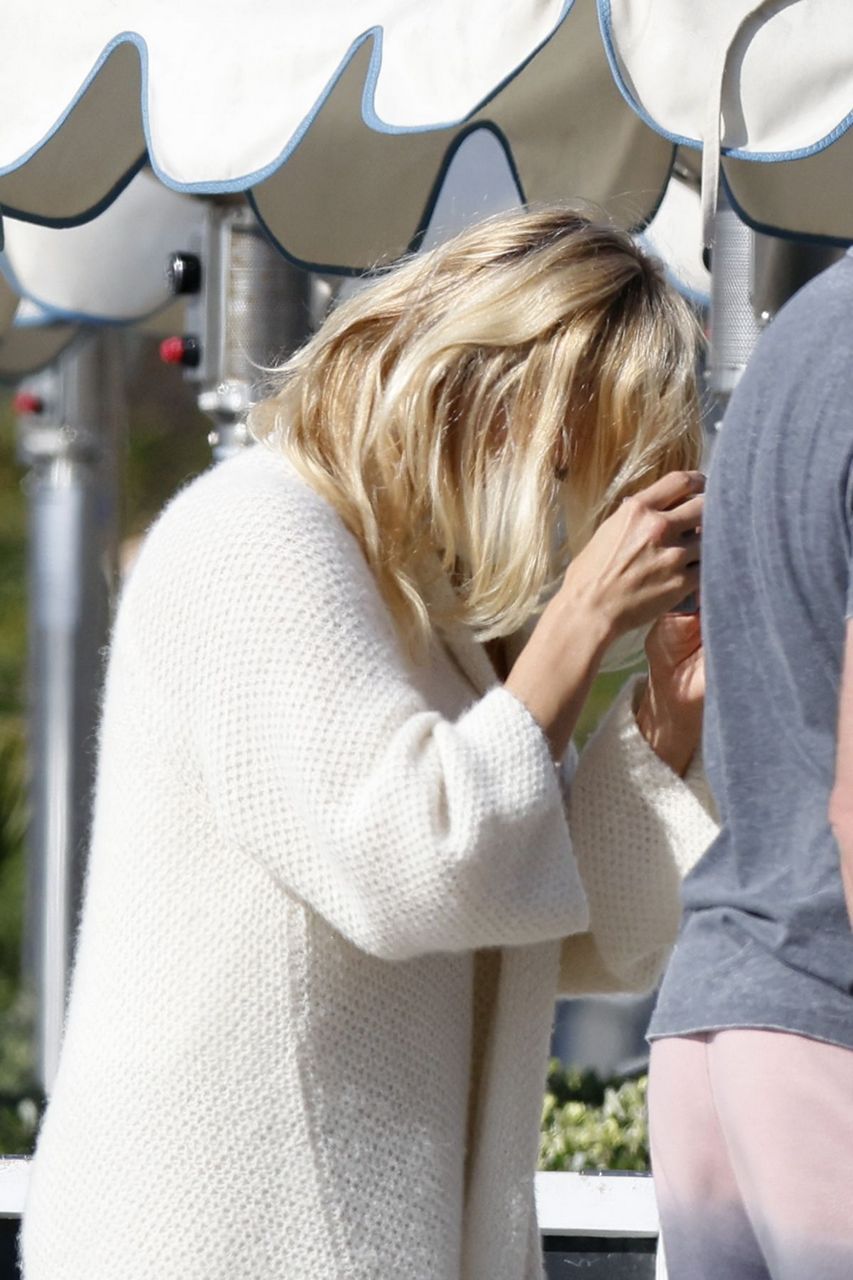 Pamela Anderson Out For Lunch With Friend Santa Monica
