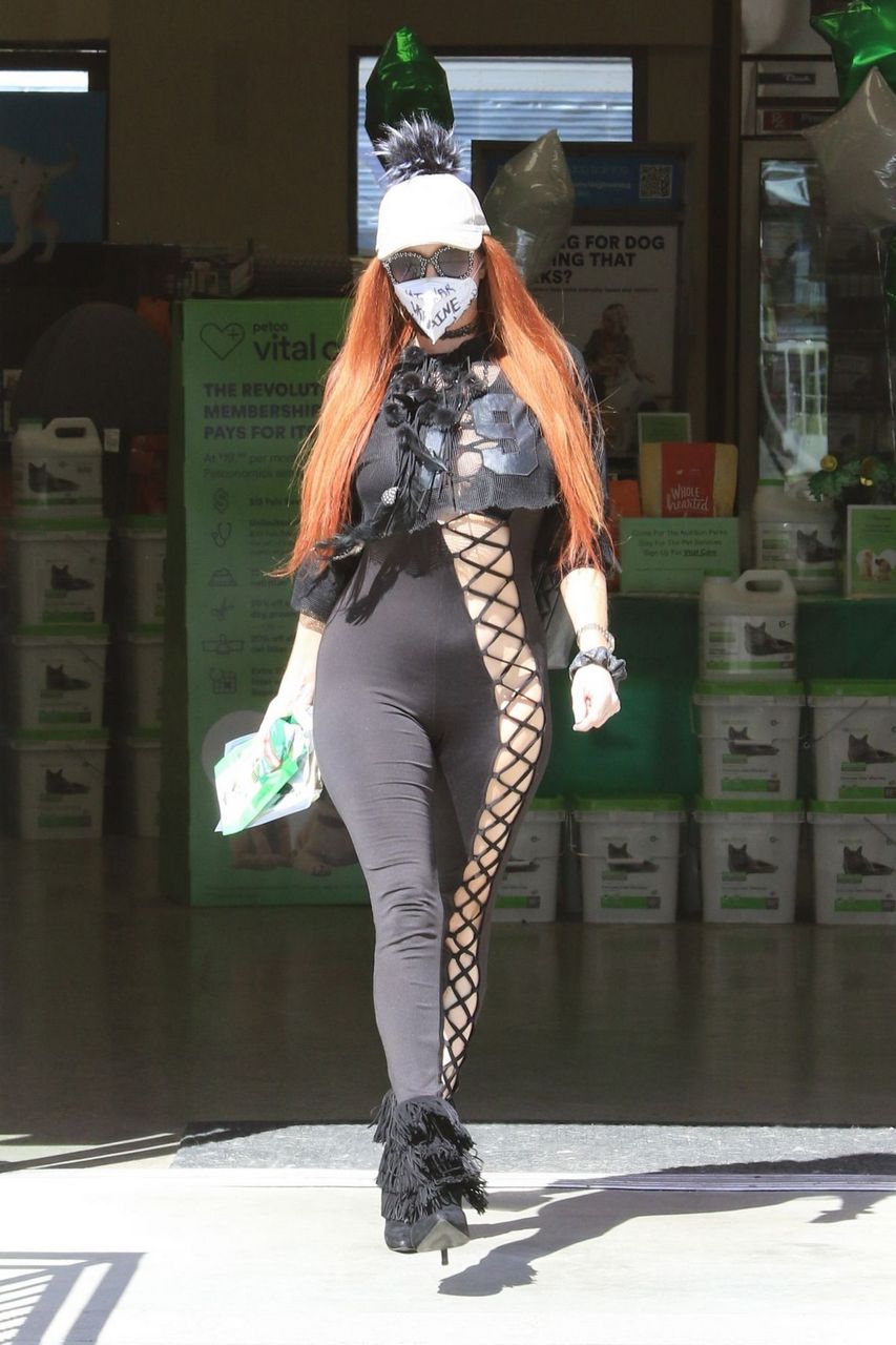 Phoebe Price Oust Shoppin Petco Los Angeles
